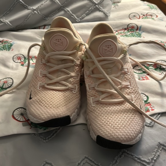 Youth Girls Nike Metcon 5 Size 5.5 - Picture 3 of 4